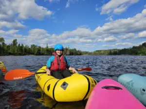 Femme en Packraft, cours sur la rivière avant descente