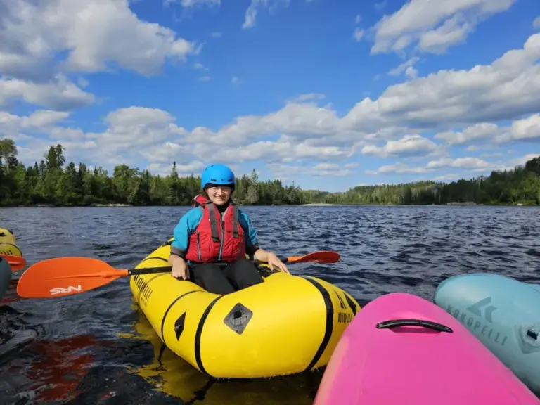 Femme en Packraft, cours sur la rivière avant descente