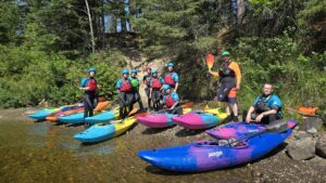 Kayakiste aux abords d'une rivière, suivent le cours d'initiation de kayak chez Ho'omau. Photo